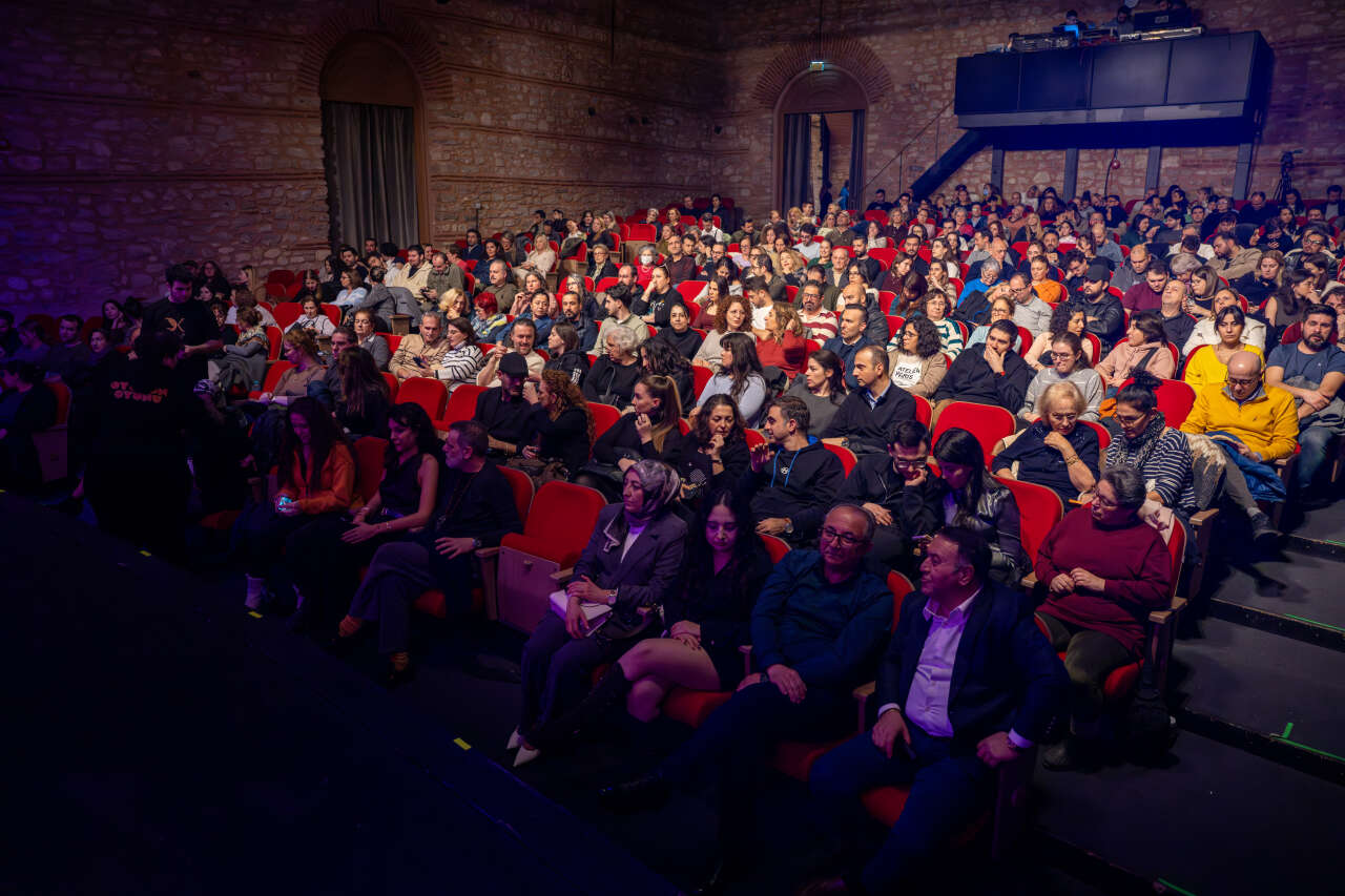 “Oyunun Oyunu” Fişekhane’de prömiyer yaptı: Sahnede kaos, salonda kahkaha 4